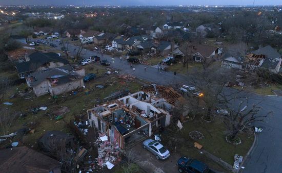 Lốc xoáy càn quét miền Bắc Texas, gây thương tích về người và thiệt hại nhà cửa