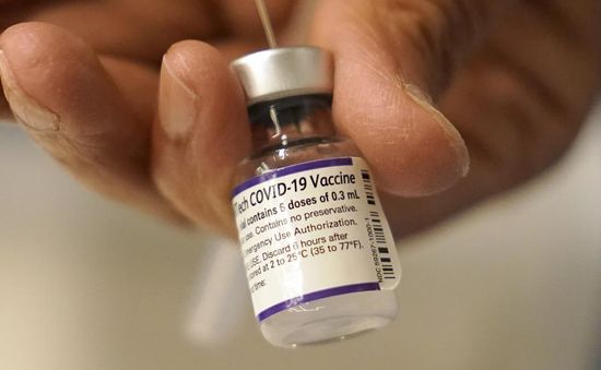 Nhật Bản cho phép sử dụng vaccine của Pfizer để tiêm mũi thứ 3 cho trẻ từ 12-17 tuổi