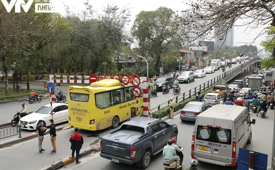 Xe khách mắc kẹt vào thanh giới hạn chiều cao cầu vượt Thái Hà - Chùa Bộc gây tắc đường kéo dài