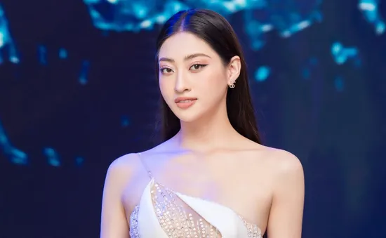 HH Lương Thùy Linh, Hoàng Thùy diễn catwalk bên dàn mẫu nhí