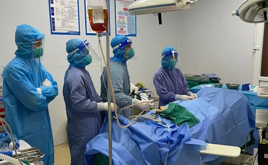 Kịp thời cứu sống bé trai mắc COVID-19 bị viêm phúc mạc do viêm ruột thừa vỡ