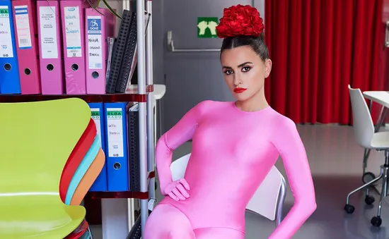 Penélope Cruz rực rỡ và trẻ bất ngờ trên tạp chí W