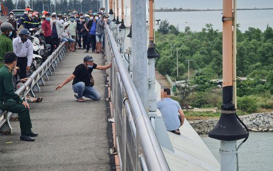 Người đàn ông nhảy xuống sông tự tử sau gần 1 ngày ngồi ở cầu Thuận Phước