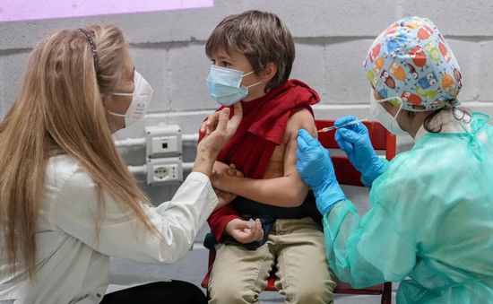 Trẻ em không tiêm vaccine nhập viện tăng gấp đôi trong đợt bùng phát do Omicron tại Mỹ