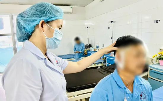 Gắp viên đạn chì trong tai người đàn ông sau tai nạn khi đi săn chim trong rừng