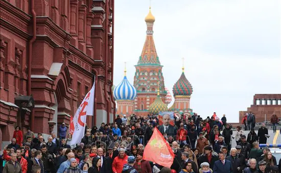 Dâng hoa tưởng nhớ Lãnh tụ Vladimir Ilich Lenin tại Nga