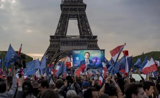 Ông Emmanueal Macron đánh bại đối thủ với cách biệt lớn