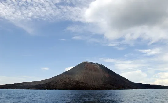 Indonesia nâng mức cảnh báo đối với núi lửa Anak Krakatoa