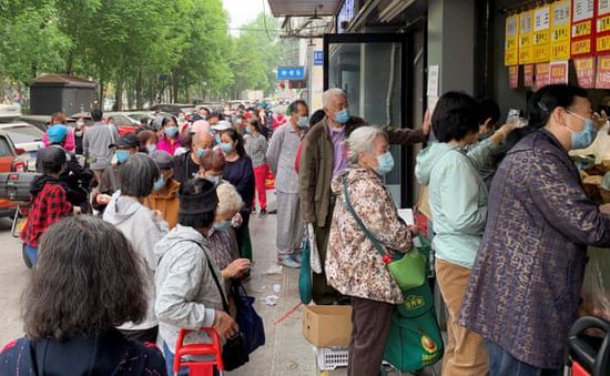 Lo ngại phong tỏa, người dân Bắc Kinh đổ xô mua tích trữ thực phẩm