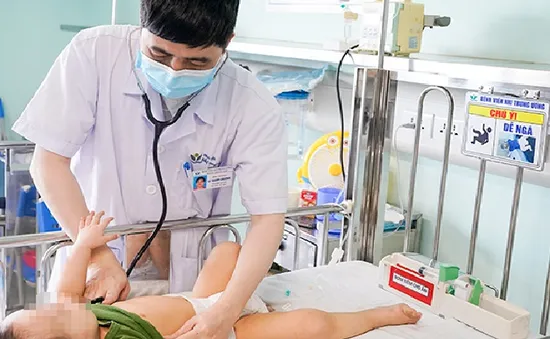 Liên tiếp cấp cứu trẻ uống nhầm dầu thắp hương trong tình trạng nguy kịch