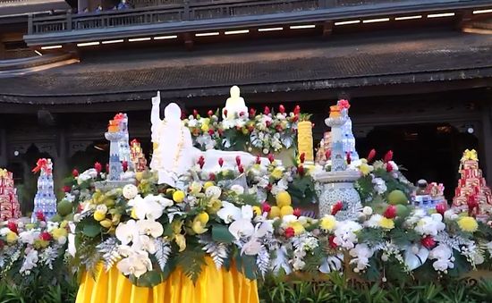 Hàng nghìn người dân tham gia Đại lễ Phật đản 2022