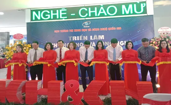 Ấn tượng không gian trải nghiệm về sách KH&CN gắn với công nghệ mới và trí tuệ nhân tạo