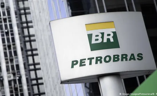 Tổng thống Brazil sa thải lãnh đạo thứ ba của Petrobras khi giá nhiên liệu tăng cao