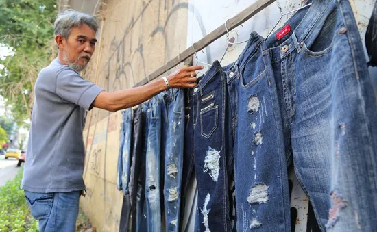 Nghề xé quần jeans độc đáo trên vỉa hè TP Hồ Chí Minh