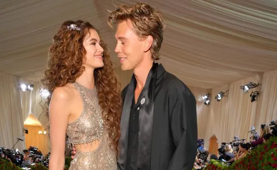 Kaia Gerber và Austin Butler công khai tình cảm trên thảm đỏ Met Gala 2022