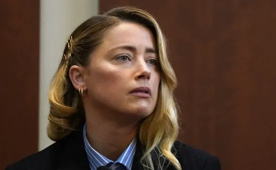 Amber Heard cô đơn vì bị Johnny Depp bạo hành tình dục
