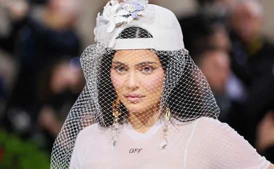 Kylie Jenner hé lộ nguyên nhân mặc váy cưới tới Met Gala 2022
