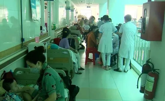 Sốt xuất huyết ở trẻ em: Nhiều trẻ nhập viện vì người lớn chủ quan