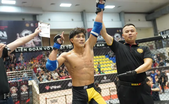 Nguyễn Trần Duy Nhất ra quân thắng trận trong ngày thi đấu đầu tiên giải MMA LION Championship