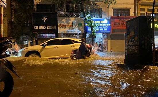 Hà Nội mưa lớn, nhiều tuyến phố ngập sâu