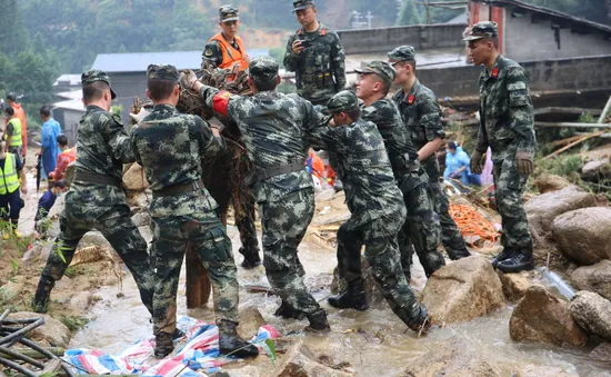 Miền Nam Trung Quốc hứng chịu mưa lớn gây lũ lụt nghiêm trọng