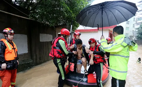 Miền Nam Trung Quốc nâng mức cảnh báo lũ lụt