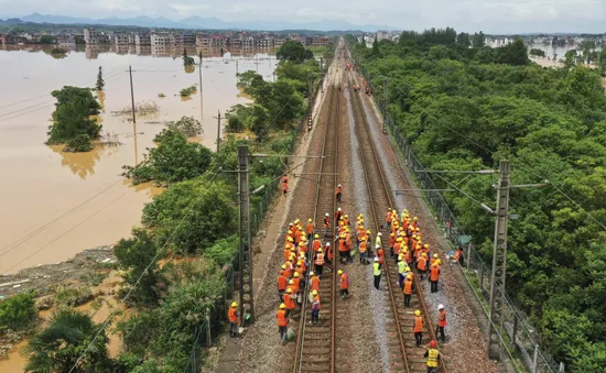 Lở đất, lũ lụt kỷ lục trong 100 năm hoành hành ở miền Nam Trung Quốc