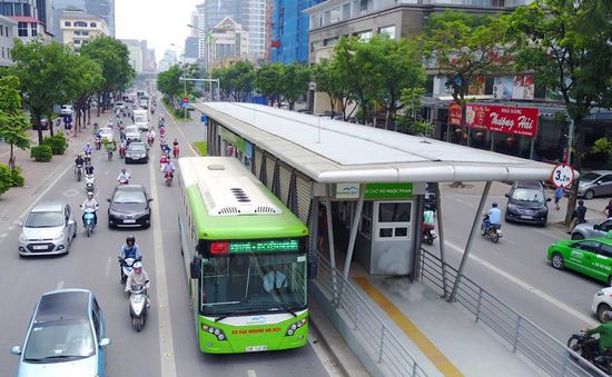 Hà Nội đề xuất cho xe khách, bus thường đi vào làn BRT