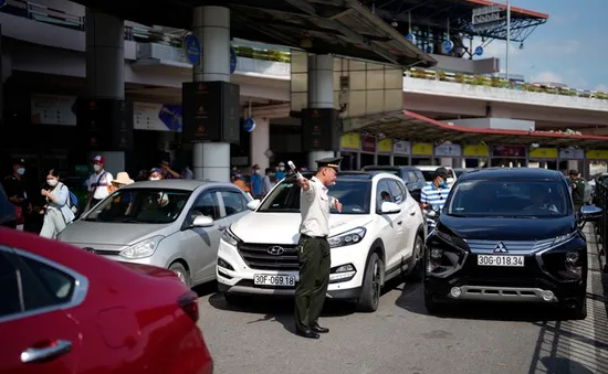 Hạn chế phương tiện cá nhân lên sân bay Nội Bài