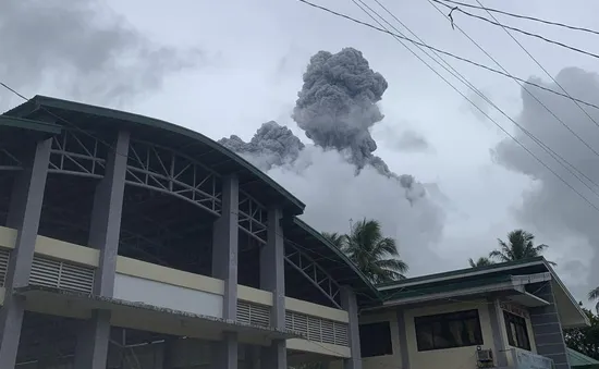 Núi lửa phun trào tung ra đám mây tro bụi, Philippines nâng mức cảnh báo