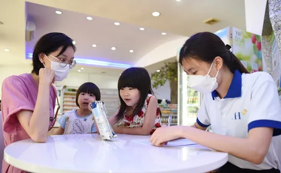 Khách hàng hào hứng đổi vỏ hộp sữa lấy set quà thiết thực