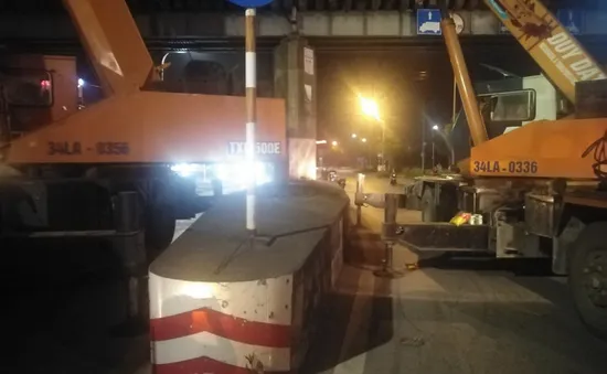 Ô tô chở máy xúc va cầu chui, đường sắt hư hỏng nặng
