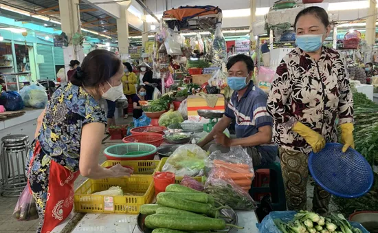 Giá cả tăng cao, người lao động cân đo đong đếm từng đồng