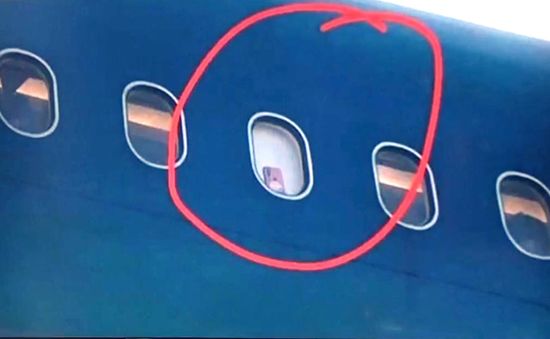 Nguy hiểm trào lưu cài điện thoại ở cửa sổ máy bay để quay clip