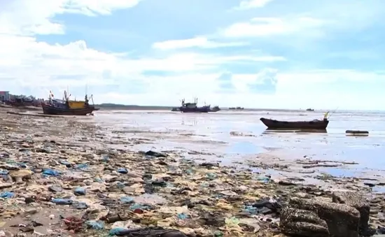 Bờ biển Thanh Hóa tràn ngập rác thải