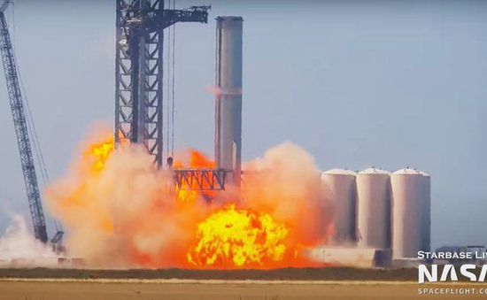 Tên lửa đẩy thử nghiệm nổ tung tại nhà máy SpaceX