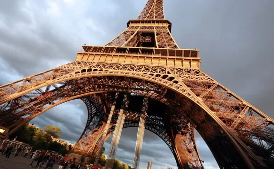 Tháp Eiffel đang rỉ sét nặng và cần được tu sửa?