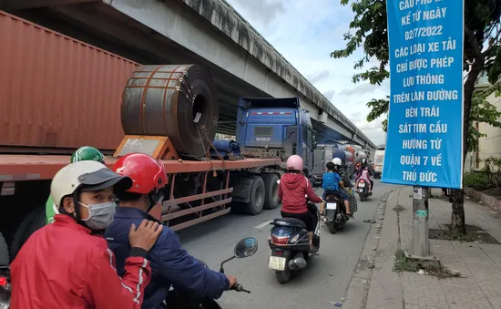 Sửa cầu Phú Mỹ, xe container ùn ứ dữ dội