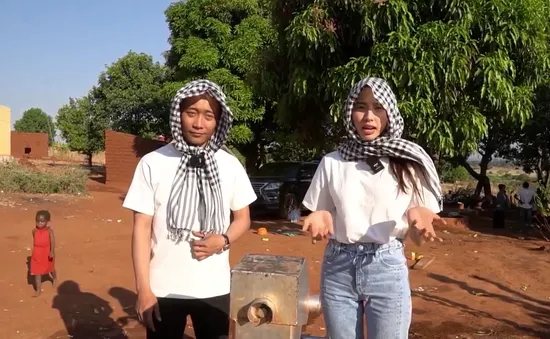 Gặp gỡ Hoa hậu Thùy Tiên - Quang Linh Vlogs từ châu Phi trên Chuyển động 24h