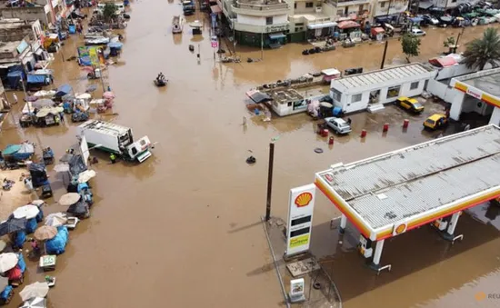 Thủ đô Senegal ngập trong nước lũ sau trận mưa lớn