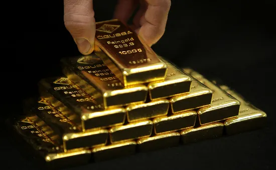 Đà tăng giá vàng có thể “mắc kẹt” giữa lãi suất tăng và đồng USD mạnh