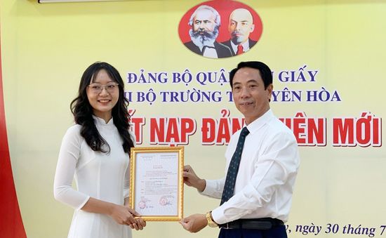 Nữ sinh Hà Nội đỗ 4 trường đại học top đầu được kết nạp Đảng