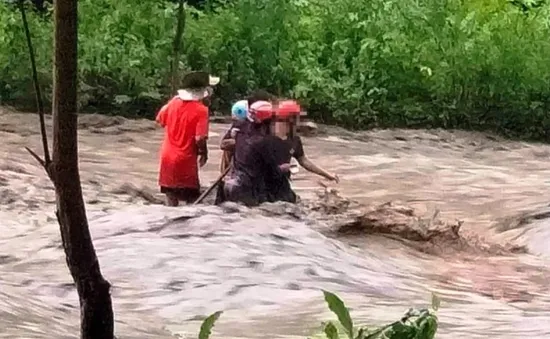 Lũ quét cuốn 4 người mất tích khi đang xúc cát bên suối