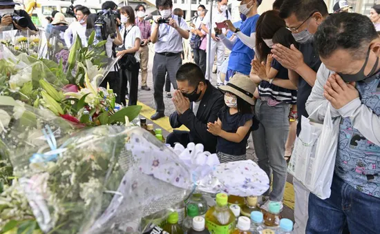 Người dân mặc niệm cựu Thủ tướng Abe Shinzo, lãnh đạo các nước chia buồn với Nhật Bản