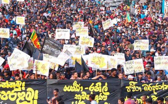 Hàng nghìn người biểu tình Sri Lanka đụng độ với cảnh sát, xông vào dinh thự Tổng thống