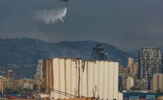 Lebanon: Kho chứa ngũ cốc sụp đổ tại cảng Beirut sau trận hỏa hoạn kéo dài nhiều tuần