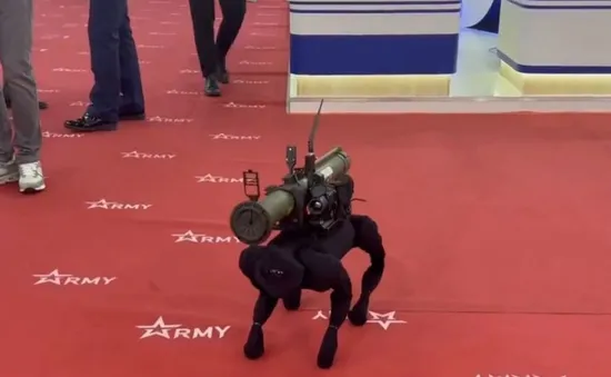 Robot quân sự có khả năng mang và phóng tên lửa chống tăng tại Army 2022