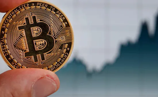 Bitcoin bật tăng sau cú lao dốc