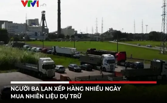 Người Ba Lan xếp hàng nhiều ngày mua nhiên liệu dự trữ