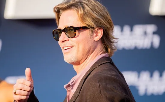 Brad Pitt tiết lộ lí do mặc váy tại thảm đỏ